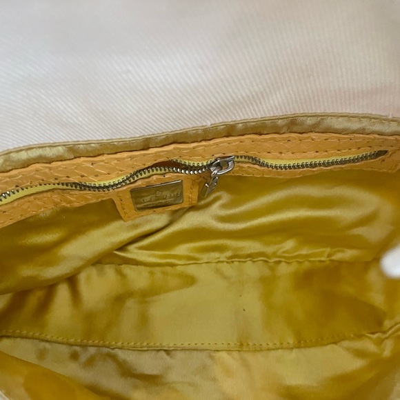 Fendi Cream Shoulder Bag with Gold Buckle - Picture 4 of 8